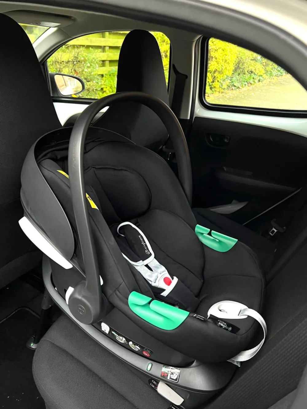 Cybex Aton B2 i-Size inkl. base one - Volcano Black- Autostole 40-87 Cm (0-15 Mdr.)