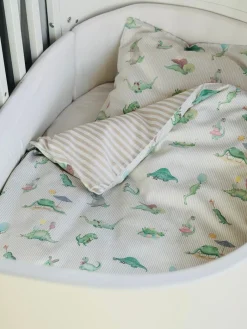 All By Voss Baby sengetøj, Dino Green/Beige 70x100 cm-Børn Sengetøj