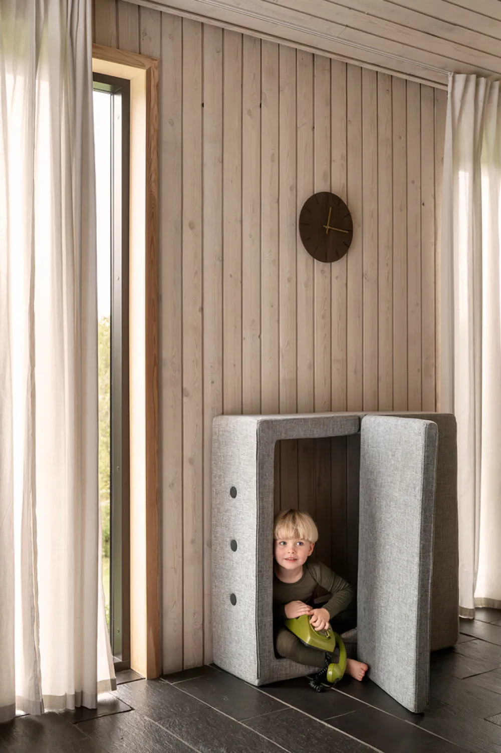 By KlipKlap Børnesofa, firkantet - lysegrå/mørkegrå knap-Børn Tumlemøbler