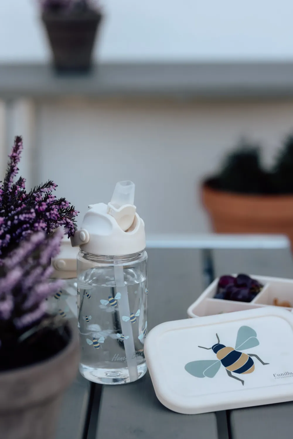 Vanilla COPENHAGEN Drikkedunk - Tritan - Honeybee - 500 ml- Madkasser & Drikkedunke