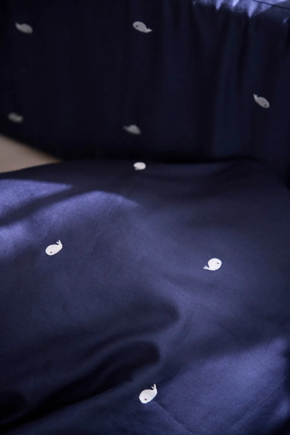 Filibabba Junior sengetøj - Midnight med broderet Christian hval-Børn Sengetøj