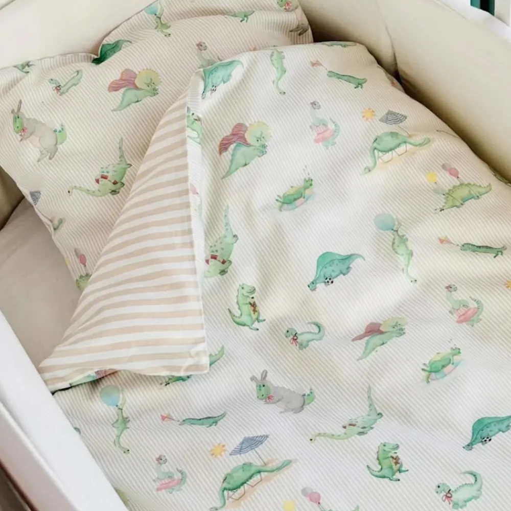 All By Voss Junior sengetøj, Dino Green/Beige 100x140 cm-Børn Sengetøj