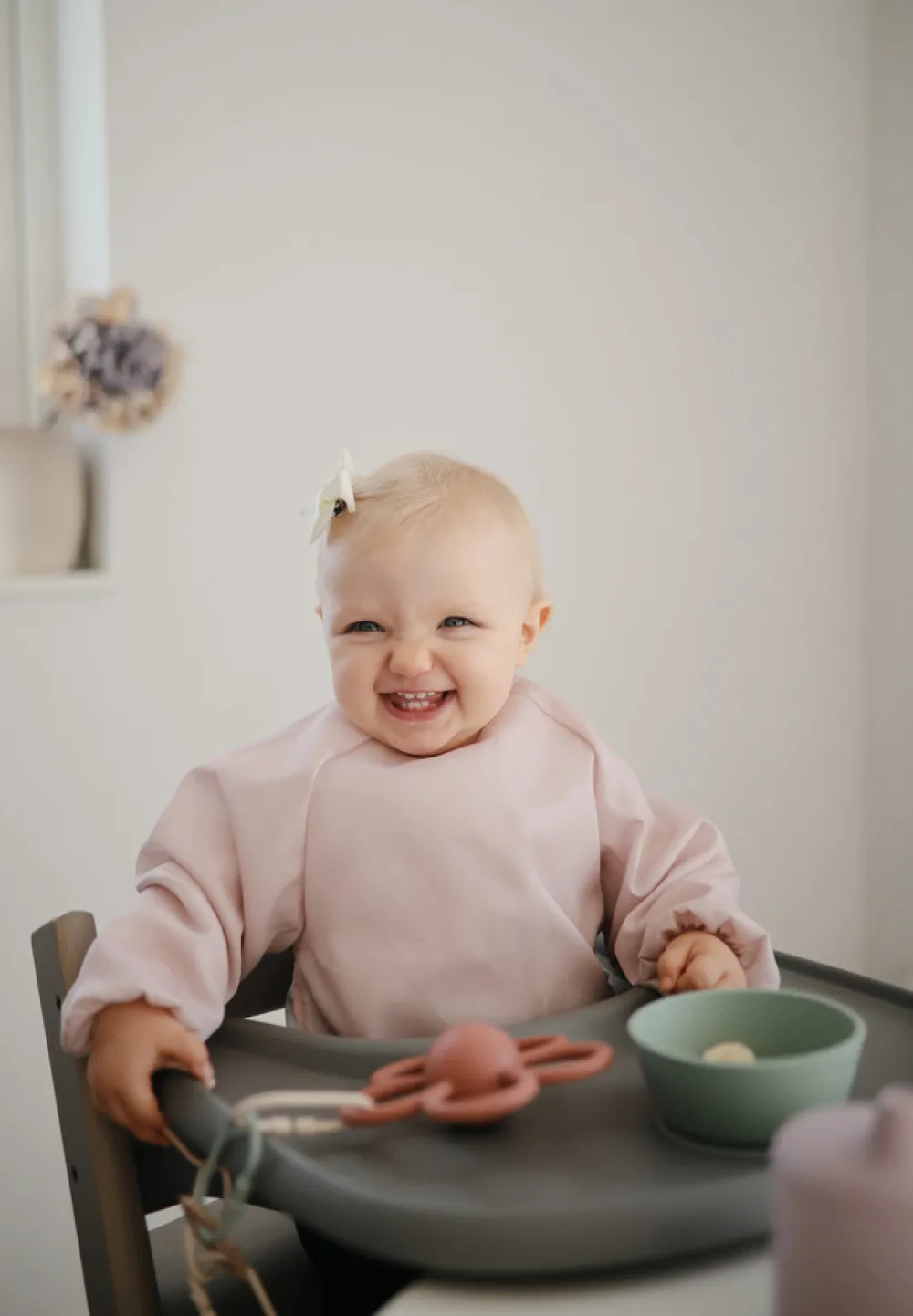 MUSHIE Langærmet Spisesmæk - Blush- Hagesmække