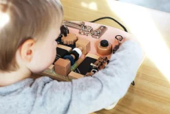 SMALL FOOT Motorik og aktivitetsbræt med låse og rotation- Aktivitetslegetøj