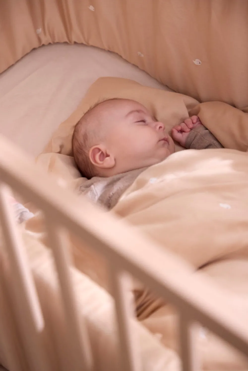 Filibabba Sengerand - Warm grey med broderet Christian hval-Børn Sengerande