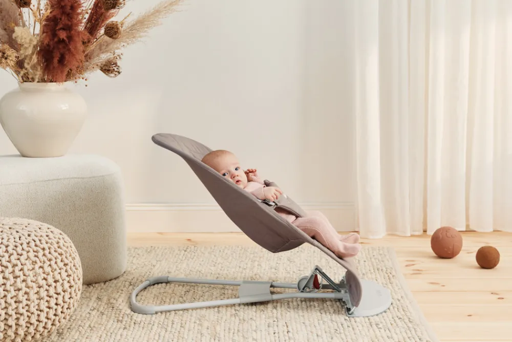 BabyBjörn Skråstol Bliss - Vævet, Blomsterbladsquilt, Sandgrå-Børn Skråstole