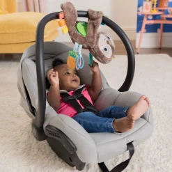 Bright Starts Slingin’ Sloth Travel Buddy Aktivitets-dovendyr- Legetøj Til Barnevogne & Autostole